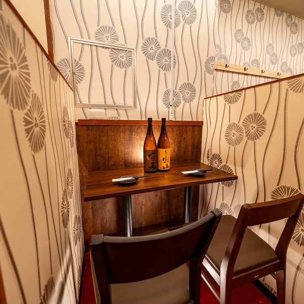 2名様からご利用いただける落ち着いたお席をご用意。静かで居心地の良い空間は、デートやご友人との食事、接待にも最適です。周りを気にせずゆったりと過ごせるため、大切な時間をじっくり楽しみたい方におすすめの空間です。