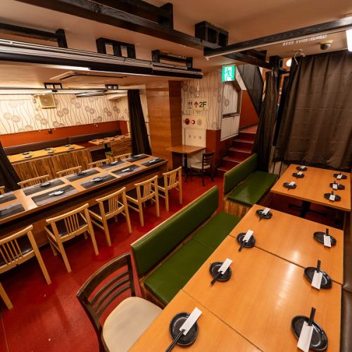 <p>大人数でも安心してご利用いただける広々としたお席を完備。最大80名様まで対応可能で、会社宴会や打ち上げ、各種イベントにも最適です。人数に応じて柔軟にレイアウトを調整し、快適で一体感のある空間を演出いたします。</p>
