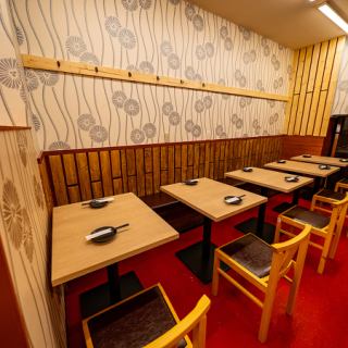 木の温もりを感じる落ち着いた店内は、気取らず楽しめる宴会にぴったり。程よく賑やかな空気感が場を盛り上げ、美味しい料理とお酒とともに自然と会話が広がります。仕事帰りの飲み会や友人同士の集まりにもおすすめです。