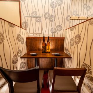 2名様から利用しやすい席も充実しており、デートや気軽な食事にも最適。距離感を大切にした配置で、周囲を気にせずゆっくりと会話と料理を楽しめる空間です。落ち着いた時間を過ごしたい方にもおすすめです。