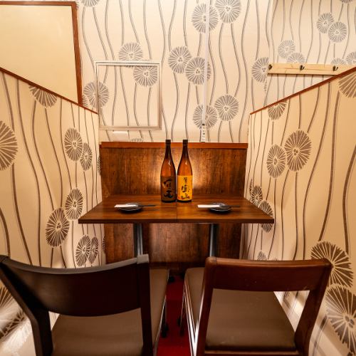 2名様から利用しやすい席も充実しており、デートや気軽な食事にも最適。距離感を大切にした配置で、周囲を気にせずゆっくりと会話と料理を楽しめる空間です。落ち着いた時間を過ごしたい方にもおすすめです。