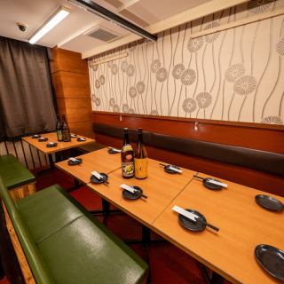 団体でのご利用にも対応できる広々としたレイアウトで、まとまった人数でも一体感のある時間を楽しめます。会社宴会や打ち上げなどにも最適で、席の調整も柔軟に対応可能。幹事様も安心してご利用いただけます。