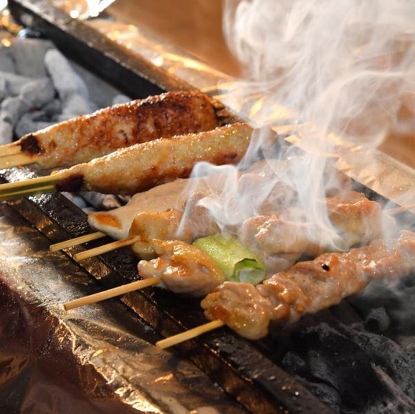 炭火で丁寧に焼き上げる旨味あふれる本格焼き鳥を存分に楽しめる人気の贅沢な逸品