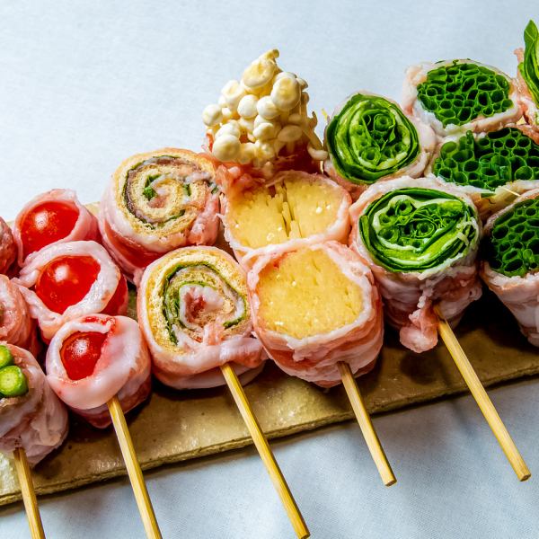 彩り豊かな野菜を豚肉で巻いたヘルシーで食べ応えのある野菜巻き串の逸品