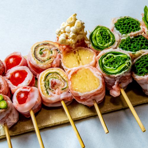 彩り豊かな野菜を豚肉で巻いたヘルシーで食べ応えのある野菜巻き串の逸品