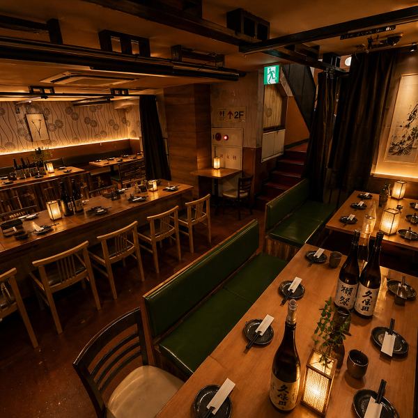 大人数でも安心してご利用いただける広々としたお席を完備。最大80名様まで対応可能で、会社宴会や打ち上げ、各種イベントにも最適です。人数に応じて柔軟にレイアウトを調整し、快適で一体感のある空間を演出いたします。