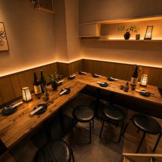 団体でのご利用にも対応できる広々としたレイアウトで、まとまった人数でも一体感のある時間を楽しめます。会社宴会や打ち上げなどにも最適で、席の調整も柔軟に対応可能。幹事様も安心してご利用いただけます。