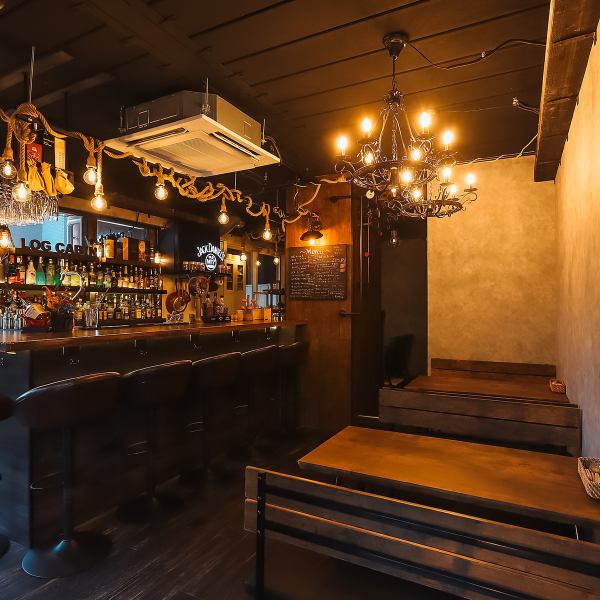 当店の内観は、まるで海賊船の船内に迷い込んだかのような、遊び心溢れる空間がコンセプト。店内全体がアミューズメント施設のようなワクワクする要素を組み込んだユニークな内装で、お食事の時間をさらに楽しいものにしてくれます。日常を忘れて非日常的な雰囲気の中で、美味しい料理とドリンクをお楽しみください。