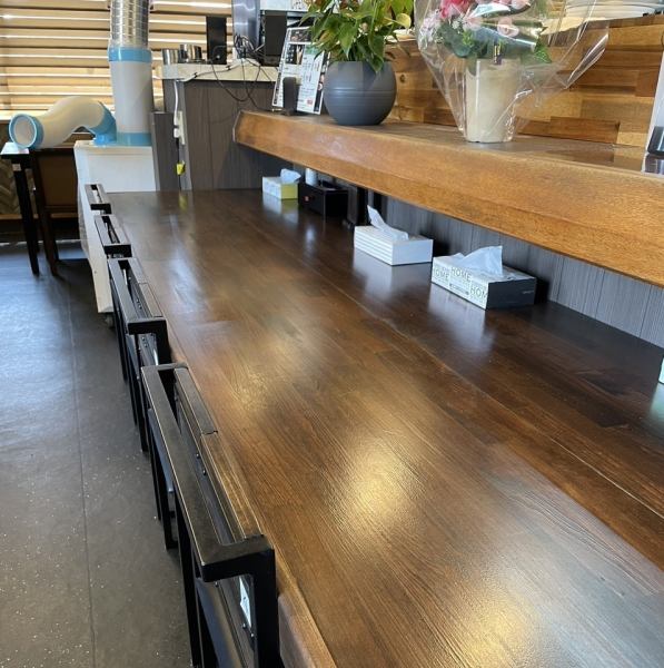 【おひとり様も大歓迎！】当店ではカウンター席も完備しており、お一人様でもお気軽にお立ち寄れる空間をご提供しています♪またテーブル席もご用意しており、友人や会社宴会にも最適な空間が広がっており、心地よい雰囲気の中で美味しい料理とお酒を楽しむことができます♪