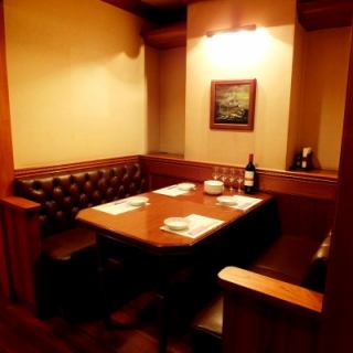 [Table] For 4 people, 6 people, 8 people.Our shop is familiar to regular customers as a hideaway-style izakaya.Close to the station, the interior is a stylish interior that does not seem to be in Japan, with the image of a Western-style building ☆ There are 8 types of private rooms of different sizes, so you can use it regardless of the scene.(Nihonbashi Izakaya Lunch Western Party)