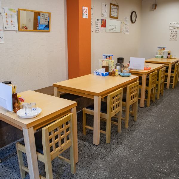 2名～4名対応のテーブル席は、友人同士や家族利用に最適。程よい席間で会話も弾み、落ち着いて過ごせます。