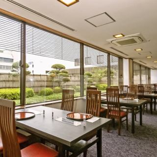 庭園を眺めながらお楽しみいただけるお席をご用意しております。