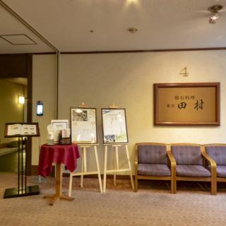 貸切は60～70名様で承っております。当店までご相談ください。