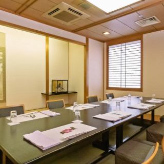 完全個室の掘りごたつ座敷をご用意しております。　＊土日祝のお昼のご利用に限り、懐石料理（税込￥5,500～）のご注文をお願いしております。