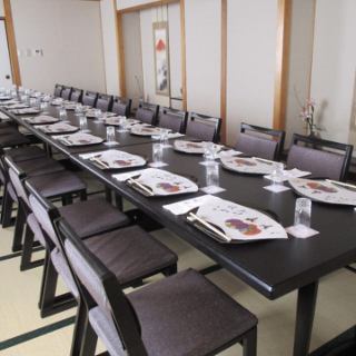 通常は畳の上にテーブルと椅子を設置しております。座布団でお座りいただくことも可能です。　＊土日祝のお昼のご利用に限り、懐石料理（税込￥5,500～）のご注文をお願いしております。