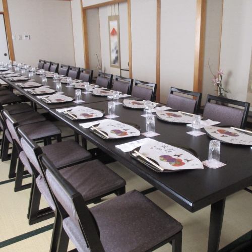 通常は畳の上にテーブルと椅子を設置しております。座布団でお座りいただくことも可能です。　＊土日祝のお昼のご利用に限り、懐石料理（税込￥5,500～）のご注文をお願いしております。