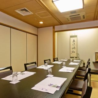 通常は畳の上にテーブルと椅子を設置しております。座布団でお座りいただくことも可能です。　＊土日祝のお昼のご利用に限り、懐石料理（税込￥5,500～）のご注文をお願いしております。