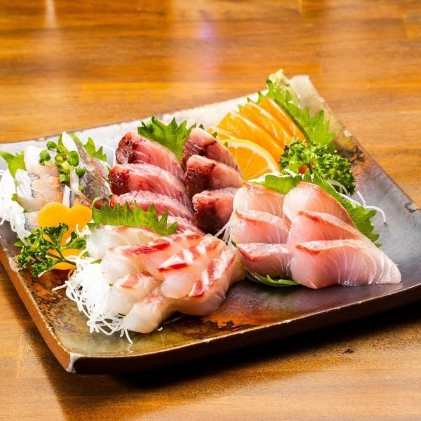 【お刺身の盛り合わせ】日替わりで、旬のいい新鮮なお魚をご提供♪