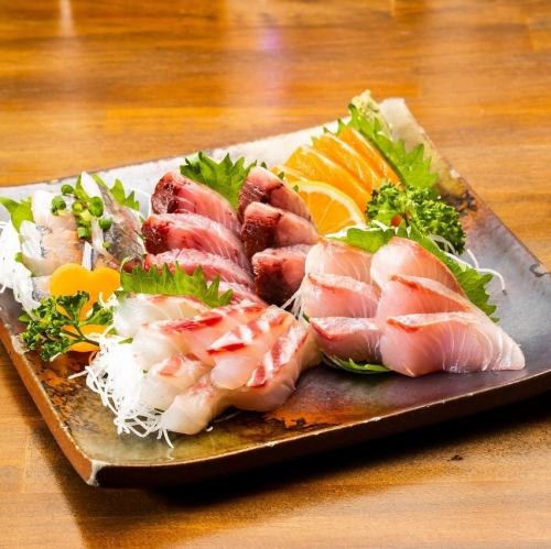 【お刺身の盛り合わせ】日替わりで、旬のいい新鮮なお魚をご提供♪