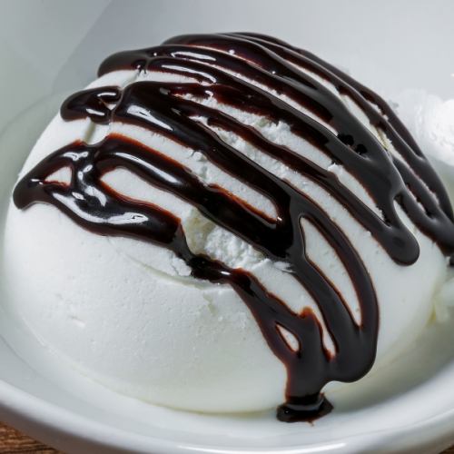 Vanilla ice cream chocolate sauce