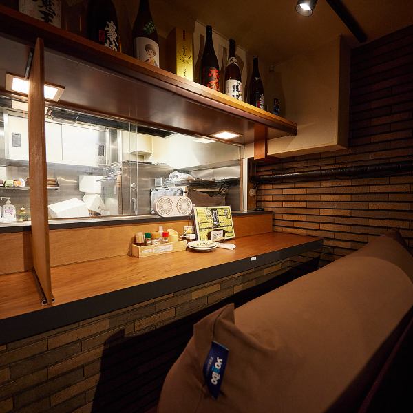 【人气吧台yogibo席】吧台席使用yogibo。您可以在串珠沙发上舒适地使用它。座位分开，很受情侣和女性的欢迎！我们提供种类繁多的点菜菜单，以及引以为豪的烤鸡肉串和烤串。与菜肴相得益彰的日本酒也很丰富。