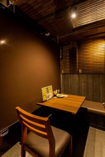 There are <2 person table seats x 2 tables>.It is separated by a bamboo blind.Please relax and enjoy your meal with your loved ones.You can't see the seat next to you directly, so the atmosphere is good!