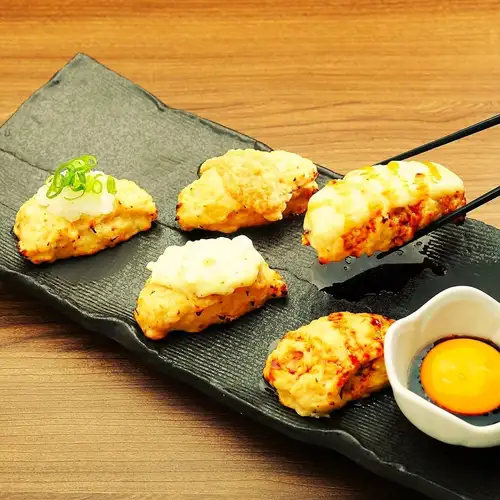 オーブンで焼く当店自慢の 【自家製ハンバーグ風つくね】は 絶対食べてほしい!