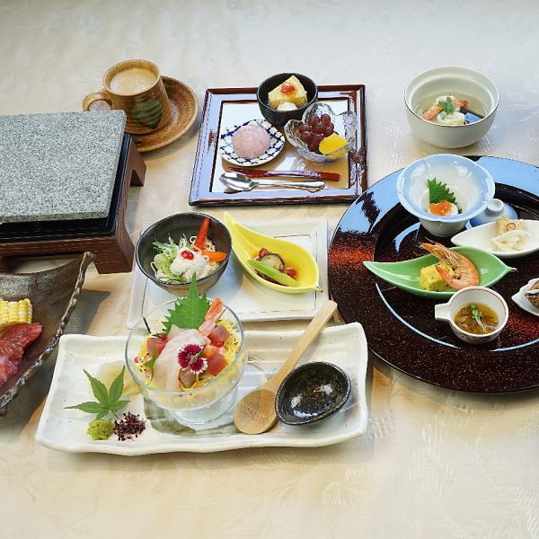 季節性套餐也提供4,400日圓（含稅）～的無限暢飲方案。
