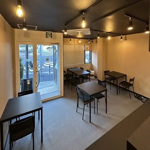 明るめな店内で地元に愛される店内を目指します!10名以上の宴会も電話にてご相談下さい!!