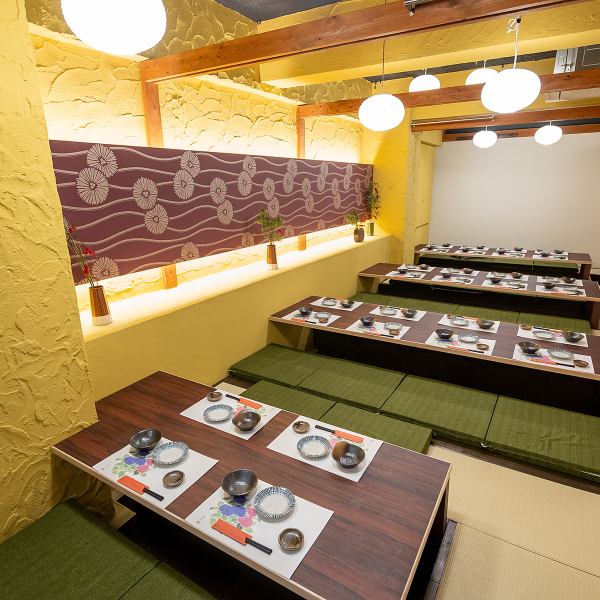 ご宴会には 【扉付き掘りごたつ個室】 をご用意。歓送迎会、会社宴会、接待、友人同士など様々なシーンでご利用いただけます。掘りごたつ席は最大36名様まで対応可能ですので、お気軽にご連絡ください。大人数可能なお席がございますので足がご不自由な方でもご安心いただけます※ご予約の際にお伝えください。