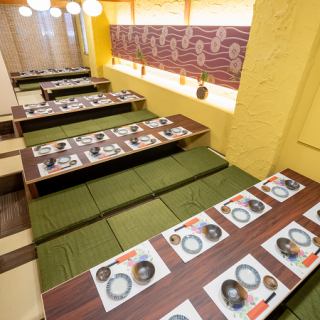 堀ごたつ室を全開放した最大３６名様までご案内可能な【 扉付き完全個室 】のお席のご紹介です！アイボリー色で統一された清潔感ある空間になっており、最大36名様が着席できるお席は幹事様必見の要予約のお席です。