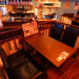 アクアブルーのが印象的な店内で優しく癒してくれます。着席数は45席。お1人さまからグループでご利用いただけます。