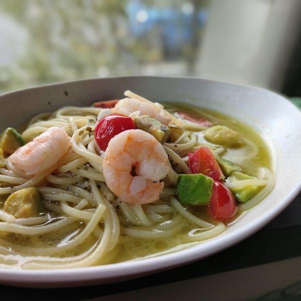 [This month's limited time menu] Shrimp, tomato and avocado pesto pasta