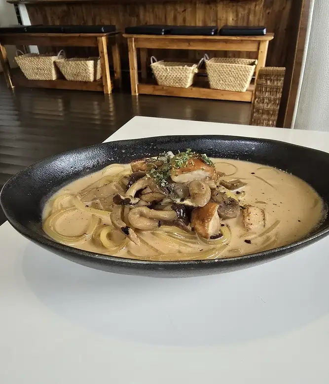 Japanese-style cream pasta with porcini mushrooms and various other mushrooms