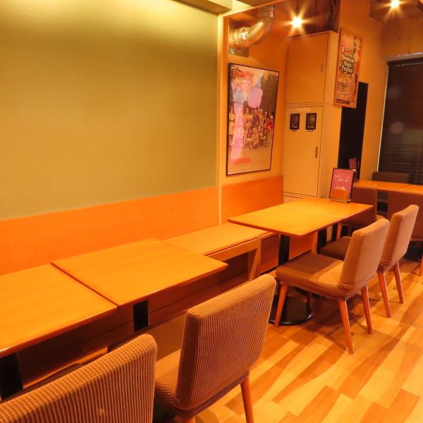 【◇テーブル席/2~12名対応】テーブル席はつなげれば最大12名まで利用可能。2名ならカジュアルなデートに、複数名なら友人や仲間との宴会にも対応。シーンに合わせて自在に使える万能な席です。