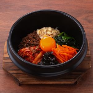 Mini bibimbap with plenty of vegetables/stone-grilled bibimbap