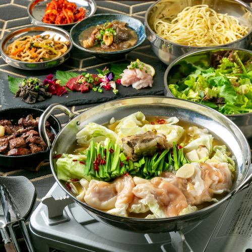 【包含无限畅饮！严选国产牛内脏◆】≪共8道菜品≫内脏火锅套餐5,500日元（含税）