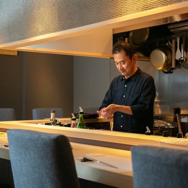 【アットホームなカウンター席】当店のカウンター席は7席で、少人数でのサク飲みに最適です。おひとり様でも気軽に立ち寄れる雰囲気で、鮮度にこだわった食材を使用した料理を心ゆくまでお楽しみいただけます。さっぱりとした料理で、涼しげなひとときを演出。新鮮な素材がもたらす豊かな味わいをご体験ください。