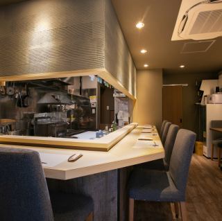 Our counter seats are a special space with only seven seats.It's perfect for a small group to enjoy just saku, but you can also drop in alone.You can come with friends or just enjoy the food by yourself.You can enjoy a special moment in a stylish atmosphere, savoring our signature dishes to your heart's content.