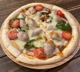 Sausage and fresh tomato pizza