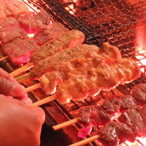 [Open kitchen] The open kitchen in the center of the store☆We cook right in front of our customers♪Please enjoy freshly grilled hot yakitori♪
