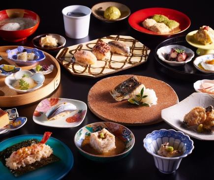 一共享用13道菜餚和20種不同的菜餚。特別套餐8000日圓