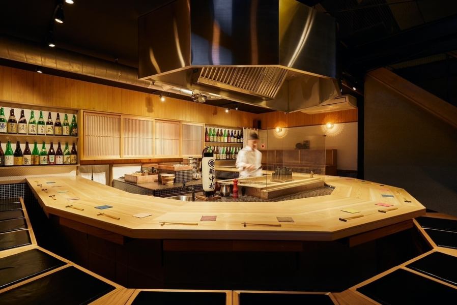 [Japanese Izakaya that can be enjoyed with all five senses] Large and spacious U-shaped counter seats.This is our proud seat where you can watch each dish being prepared in front of you.We will carefully explain the details of our cuisine.