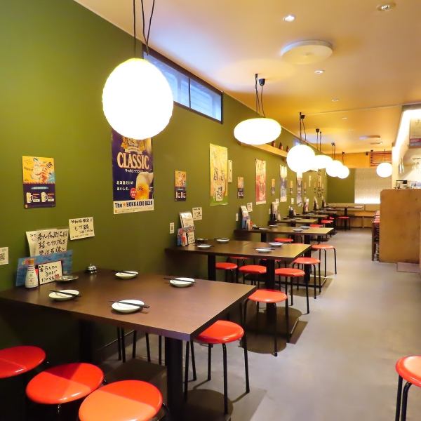 テーブル・カウンターなど様々な席あります！特にカウンターはお一人様に大人気です！！お客様同士が仲良くなれるアットホームな雰囲気となっております！