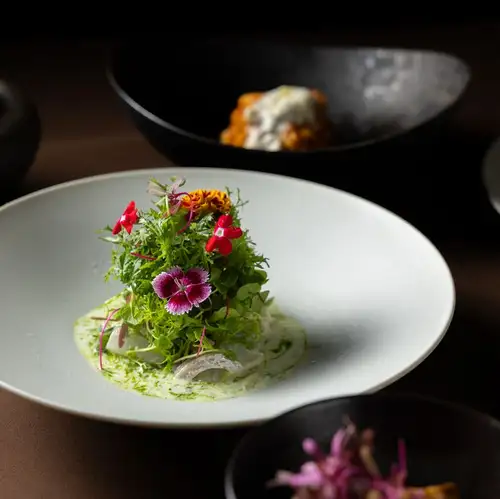 一份融合了義大利菜和日本料理元素的菜單。