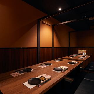 【大き目個室】4名～8名様向けの宴会や誕生日会など様々なシーンに使えるテーブル席。新宿での宴会や接待、会食にも使える上質個室。