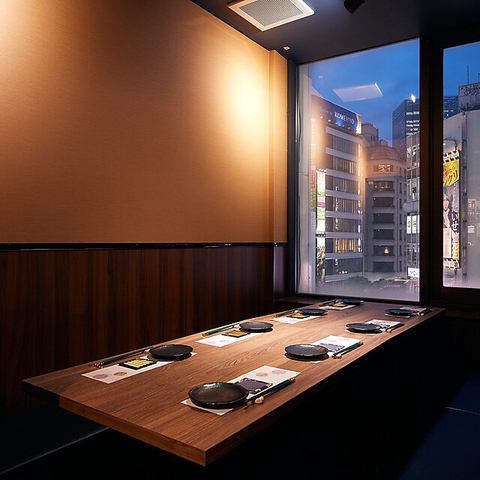 【夜景の見えるテーブル席】新宿の街を一望できる団体様向けのテーブル席。歌舞伎町の喧騒を忘れる落ち着いたテーブル席で贅沢なひと時を。