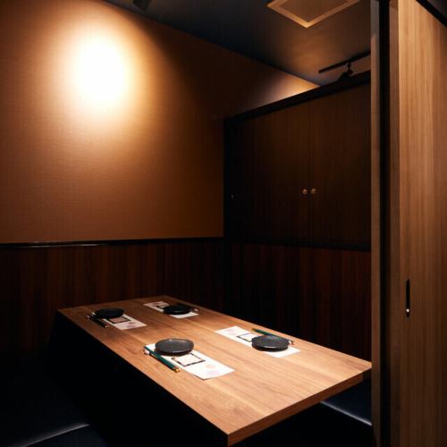 【カップルシート】2名～4名様向け。新宿・歌舞伎町の夜景を望むカップルシートで贅沢ディナーを。プライベート利用にもぴったりなテーブル席。