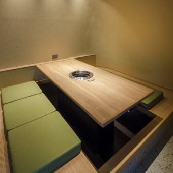 [完全私人房間]這是一個可容納6人的桌椅式完全私人房間。共有3間私人房間可供6人使用，其中包括1間（2桌私人房間和1挖掘私人房間）。