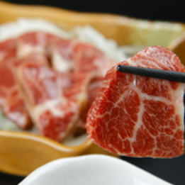 Please enjoy Kumamoto's local cuisine, horse meat and horse sashimi.